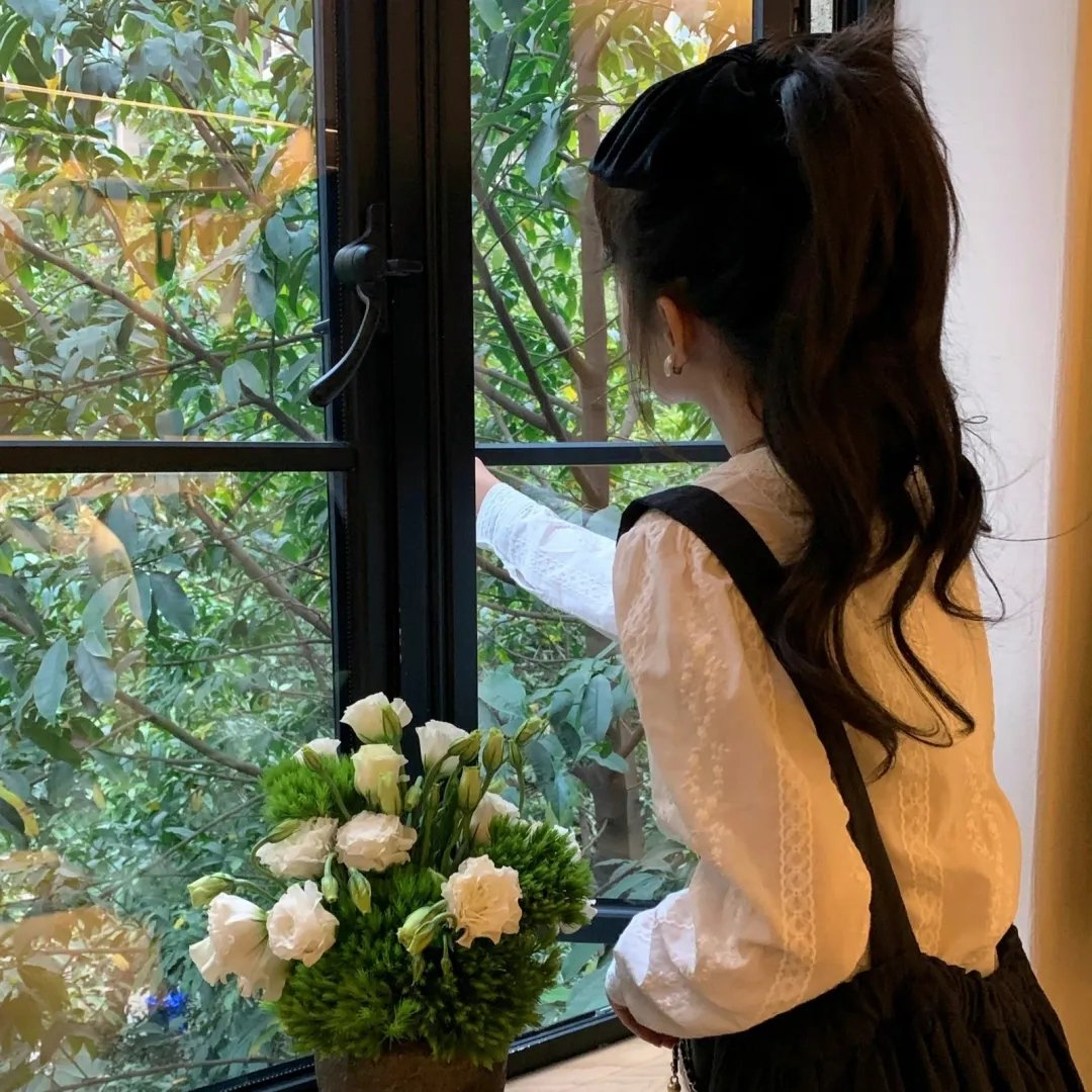 彩虹艳女海报